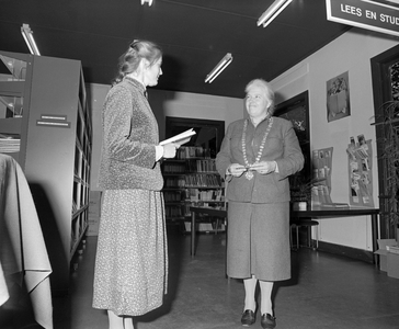 885095 Afbeelding van de presentatie van het boek Buitens binnen Utrecht in het filiaal Oog in Al van de Utrechtse ...